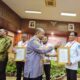 Penyerahan penghargaan atas prestasi sebagai Kota Tercepat Penyaluran Dana Desa Tahap I Tahun Anggaran 2024 tingkat kab/kota se-Aceh kepada Pj Wali Kota Langsa, Syaridin, di gedung Serbaguna Sekretariat Daerah Aceh, Jumat (5/7). Waspada/Ist