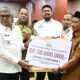 Keuchik Bueng Sidom, drh Muhammad Yanis didampingi Penjabat (Pj) Bupati Aceh Besar, Muhammad Iswanto, saat menerima hadiah Juara 1, Gampong (desa) Terbaik se-Aceh tahun 2024, yang diserahkan Pj. Gubernur Aceh, Bustami, Jumat (5/7). (Waspada/Ist)