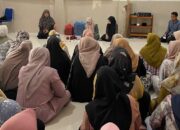 Anggota Badan BMA Khairina saat menyampaikan pengarahan kepada para mustahik penerima bantuan ultra mikro di Mushalla BMA, Jumat (05/07/24). Waspada/T.Mansursyah