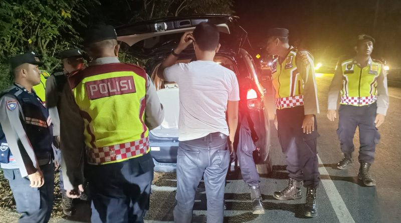 Petugas melakukan pemeriksaan terhadap pengendara dan sejumlah kendaraan baik sepeda motor maupun mobil dalam razia cipta kondisi jelang Pilkada 2024. (Waspada/Zafrullah)