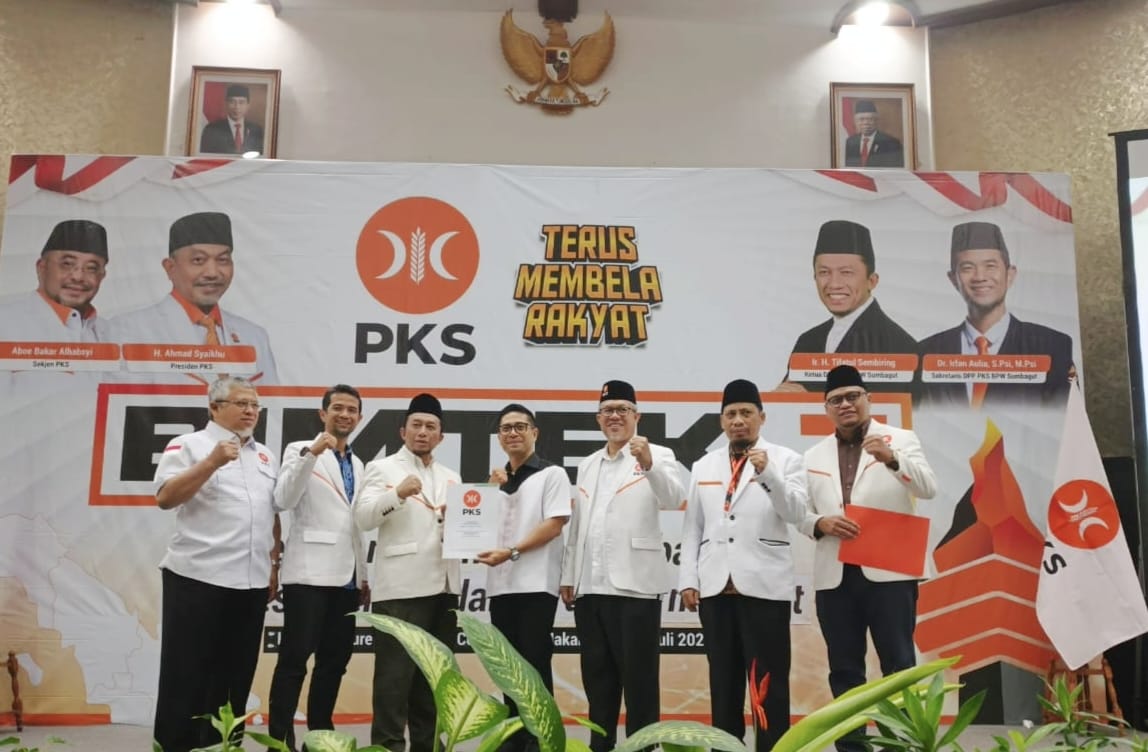 Balon Bupati Deliserdang Sofyan Nasution saat menerima surat keputusan dari Ketua DPP PKS Bidang Pembinaan Wilayah Sumbagut, Tifatul Sembiring. (Waspada/ist).