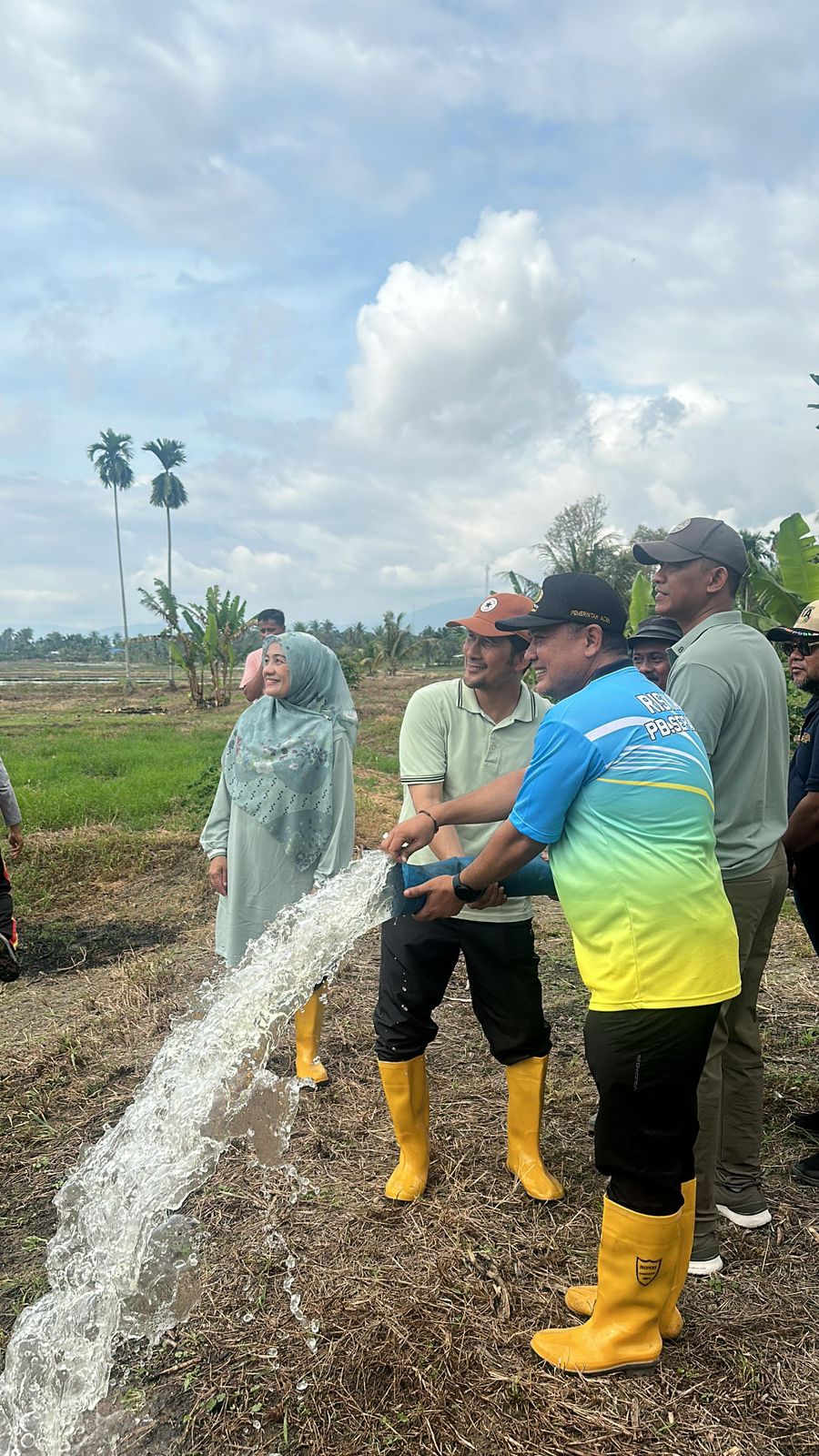 Pj Bupati Syakir saat memegangi selang pompa. Waspada/Seh Muhammad Amin