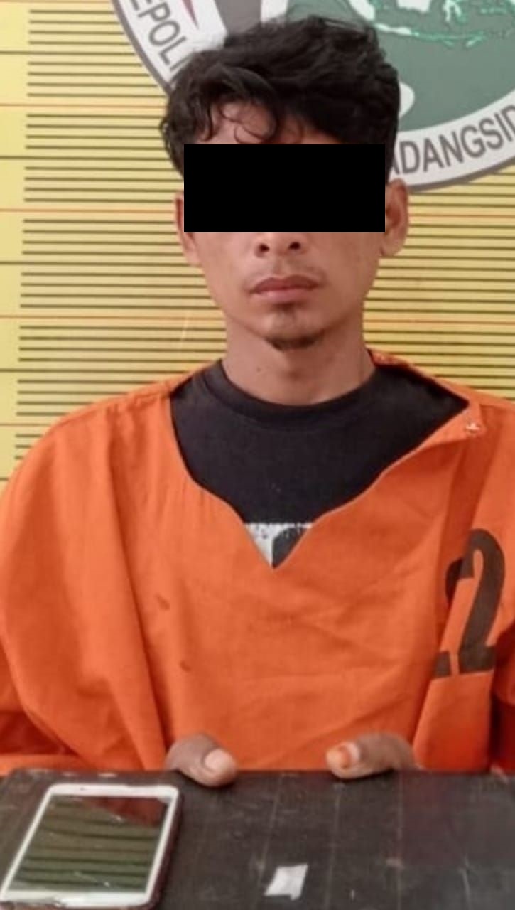 AL dan barang bukti diamankan di Mapolres Padangsidimpuan. (Waspada/Ist)