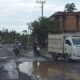 Berbagai jenis kendaraan ekstra hati-hari melintasi jalan negara yang terhenti perbaikan di Jalinsum Banda Aceh - Medan, Gampong Alue Bu Jalan, Peureulak Barat, Aceh Timur, Minggu (7/7). Waspada/H. Muhammad Ishak