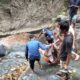 Pengunjung kokasi wisata alam Air Terjun Suhom, Gampong Tunong Krueng Kala, Kecamatan Lhong, Aceh Besar, tertimpa pohon tumbang, Minggu (28/7). (Waspada/Ist)