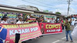 Para wartawan saat melakukan aksi untuk rasa terhadap Kajari di depan gedang Kejaksaan Negeri Padangsidimpuan.(Waspada/Syarif Ali Usman)