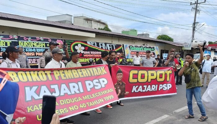 Wartawan Demo Kajari Padangsidimpuan