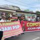 Para wartawan saat melakukan aksi untuk rasa terhadap Kajari di depan gedang Kejaksaan Negeri Padangsidimpuan.(Waspada/Syarif Ali Usman)