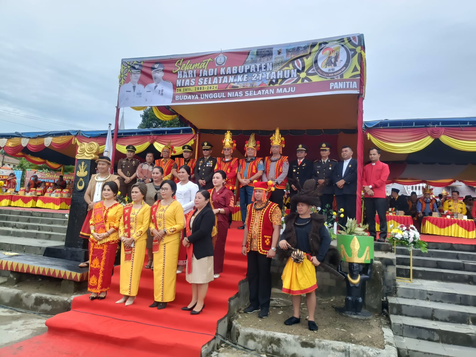 Pemerintah Kabupaten Nias Selatan peringati Hari Jadi ke-21 bertempat di Lapangan Orurusa, Telukdalam, Senin (29/7). Waspada/Budi Gowasa