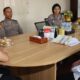 Kapolres AKBP Yogen Heroes Baruno (paling kiri) bersama personelnya menerima Tim Penilaian Ombudsman yang melaksanakan penilaian penyelenggaraan pelayanan publik Polres Pematangsiantar 2024 di ruang Rupatama Mapolres, Jl. Jend. Sudirman, Senin (8/7).(Waspada-Ist).