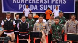 KAPOLDASU didampingi Pangdam I/BB merilis kedua eksekutor pembakaran maut di halaman Mapolres Tanah Karo. Waspada/Micky Maliki.