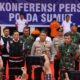 KAPOLDASU didampingi Pangdam I/BB merilis kedua eksekutor pembakaran maut di halaman Mapolres Tanah Karo. Waspada/Micky Maliki.