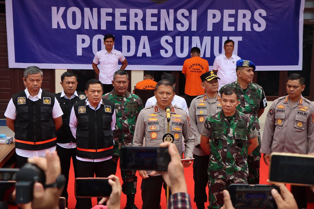 KAPOLDASU didampingi Pangdam I/BB merilis kedua eksekutor pembakaran maut di halaman Mapolres Tanah Karo. Waspada/Micky Maliki.