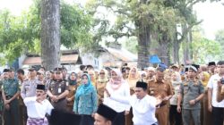 Wakil Bupati Madina, Atika Nasution saat di sambut masyarakat Kecamatan Natal. (Waspada/ist).