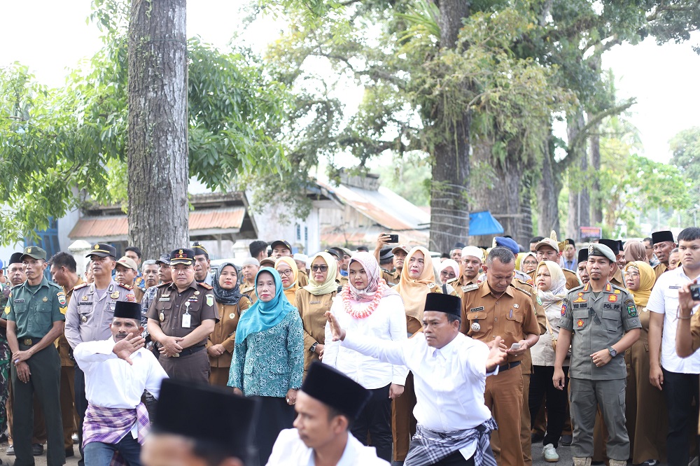 Wakil Bupati Madina, Atika Nasution saat di sambut masyarakat Kecamatan Natal. (Waspada/ist).