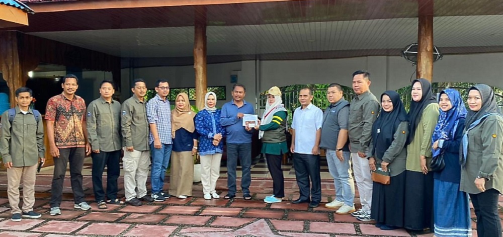 Bupati Sergai Darma Wijaya dan Ketua TP PKK Sergai Rosmaida Darma Wijaya saat menyambut PPDP Dolok Manampang untuk Coklit didampingi Ketua dan Anggota KPU Sergai Agusli Matondang, Erdian Wirajaya, Ketua Bawaslu Sergai Ewin Saputra Saragih, Minggu (7/7) kemarin di kediaman Bupati Sergai di Dusun II Desa Dolok Manampang Kec.Dolok Masihul.(Waspada/Ist)