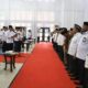 Ketua PPIH Aceh Azhari melantik pendukung PPIH di Aula Jeddah, Asrama Haji Banda Aceh, Senin (08/07/24).(Waspada/T.Mansursyah)