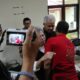 Ganjar Pranowo menemui terdakwa penyebaran info hoax dalam perkara Informasi dan Transaksi Elektronik PTH, seusai sidang di PN Kisaran. Waspada/Bustami Chie Pit
