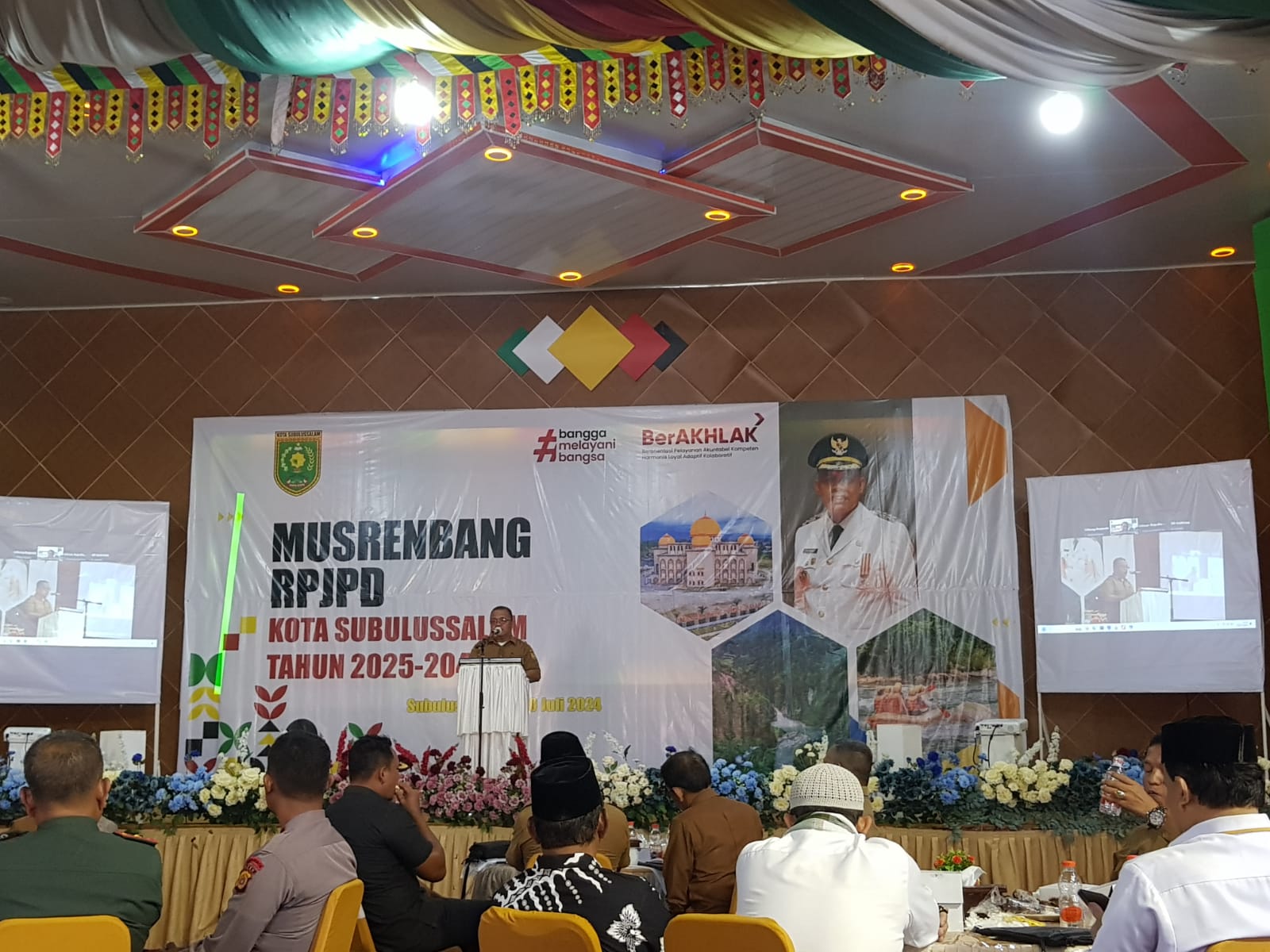 ASISTEN III Setdako, Ibnu Hajar, S.Sos membuka Musrenbang. (Waspada/Khairul Boangmanalu)