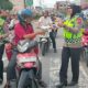 Personel Satlantas Polres Agara saat bagi-bagi stiker tertib berlalu lintas. Waspada/Seh Muhammad Amin