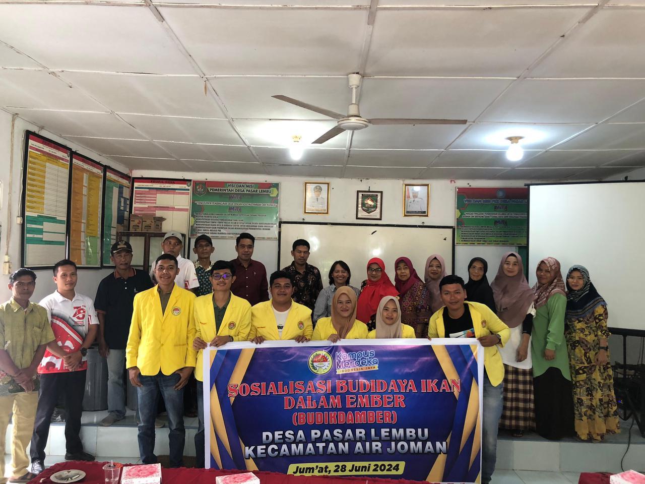 Mahasiswa KKNT FP UNA foto bersama dengan peserta dari masyarakat saat Sosialisasi Budikdamber, di Desa Pasar Lembu, Kec Airjoman, Kab Asahan.Waspada/Ist