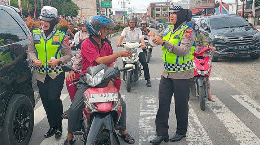 Personel Satlantas Polres Agara saat bagi-bagi stiker tertib berlalu lintas. Waspada/Seh Muhammad Amin