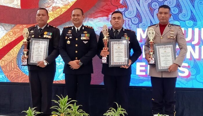 Kapolres Lhokseumawe Beri Penghargaan Kepada Personel Berprestasi
