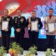 Dalam moment HUT ke-78 Bhayangkara, Kapolres Lhokseumawe AKBP Henki Ismanto menyerahkan penghargaan juara kebersihan markas kepada Kapolsek Muara Dua Ipda Roni, Kapolsek Nisam Ipda Wahyudi dan Kapolsek Syamtalira Bayu Iptu Sirya Iqbal diaula Wira Satya mapolres setempat, Senin (1/7). Waspada / Zainuddin. Abdullah
