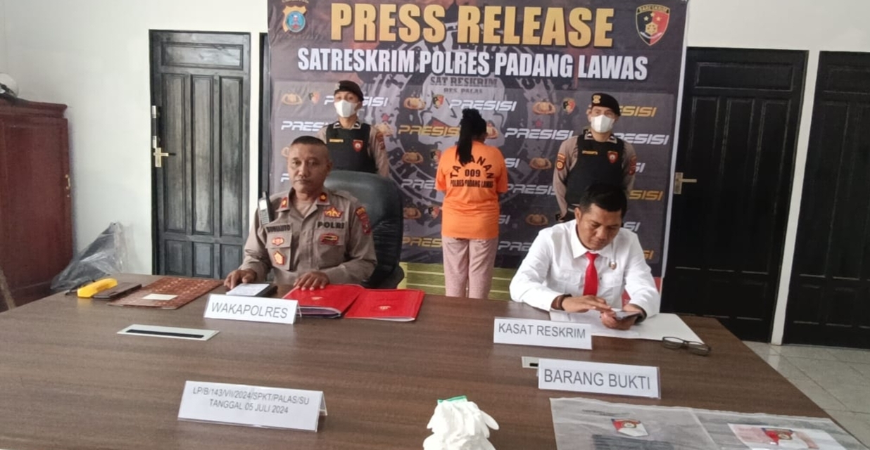 Wakapolres, Kompol Sugianto, S.Pd didampingi Plh Kasat Reskrim, Iptu Budi C Nasution, SH, MH saat gelar konfrensi pers pengungkapan kasus penipuan yang dilakukan tersangka NSL.(Waspada/Idaham Butar Butar)