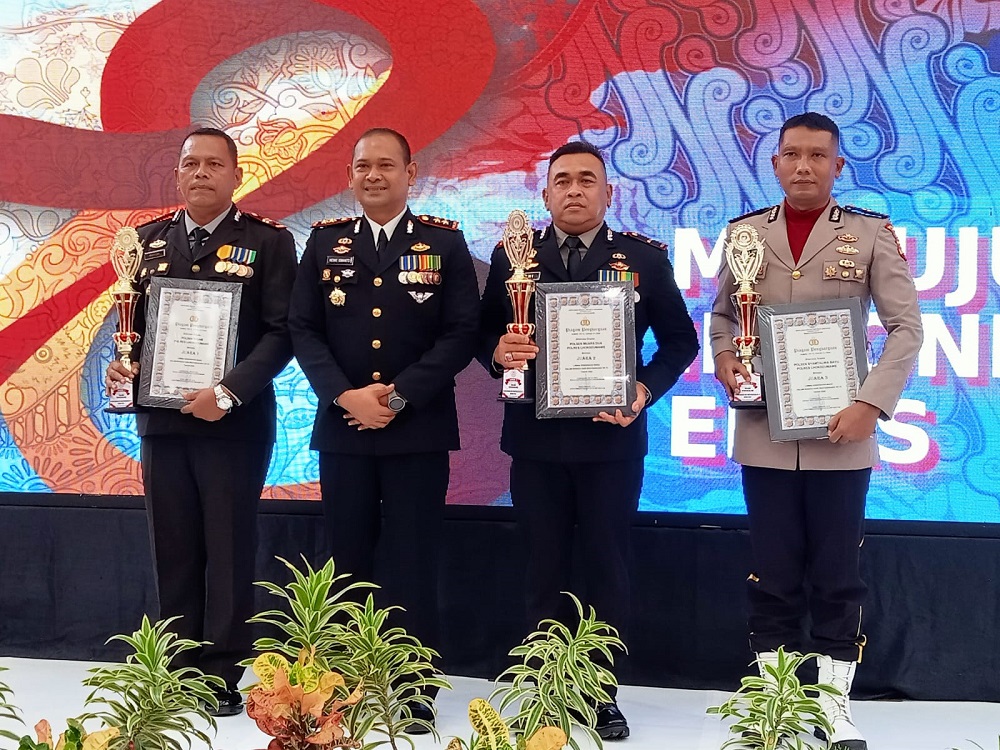 Dalam moment HUT ke-78 Bhayangkara, Kapolres Lhokseumawe AKBP Henki Ismanto menyerahkan penghargaan juara kebersihan markas kepada Kapolsek Muara Dua Ipda Roni, Kapolsek Nisam Ipda Wahyudi dan Kapolsek Syamtalira Bayu Iptu Sirya Iqbal diaula Wira Satya mapolres setempat, Senin (1/7). Waspada / Zainuddin. Abdullah