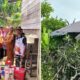 Kabid Perlindungan Jaminan Sosial Dinsos Aceh Besar Munawar menyerahkan bantuan bantuan masa panik kepada Bukhari yang rumahnya tertimpa pohon di Gampong Lampisang Dayah, Kecamatan Seulimum, Aceh Besar, Senin (8/7). (Waspada/Ist)