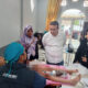 Tokoh masyarakat Aceh H. Fatani bersama Komunitas Jumat Barokah tampak gembira menyaksikan proses khitan massal gratis untuk 70 anak yatim dan dhuafa dari empat kecamatan yang digelar di kediamannya di Kec. Banda Sakti Kota Lhokseumawe, Selasa (9/6). Waspada/Zainuddin Abdullah