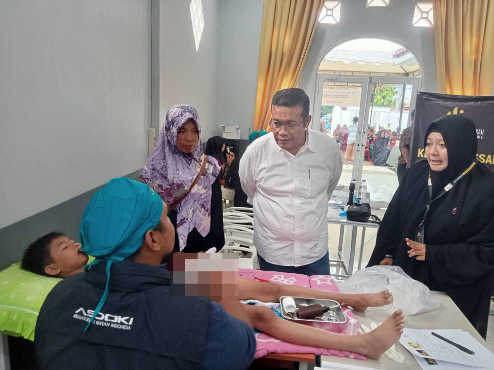 Tokoh masyarakat Aceh H. Fatani bersama Komunitas Jumat Barokah tampak gembira menyaksikan proses khitan massal gratis untuk 70 anak yatim dan dhuafa dari empat kecamatan yang digelar di kediamannya di Kec. Banda Sakti Kota Lhokseumawe, Selasa (9/6). Waspada/Zainuddin Abdullah