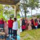 Ny Ratna Sari Dewi Safaruddin, menyalurkan bantuan kemanusian, untuk korban angina kencang, di Desa Suak Nibong, Kecamatan Tangan-Tangan, Abdya. Foto direkam Senin (8/7) lalu.Waspada/Syafrizal