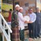 Pimpinan Cabang Bank Sumut Syariah Padangsidimpuan, Hilman Saleh Daulay (kanan) memberikan jam dinding kepada Pimpinan Ponpes Ma'had Anwarul Istiqomah ustadz Alfaqir H Zainuddin Arifin Nasution, M.Pd, Selasa (9/7). Waspada/ist.