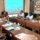Kepala BPJS Ketenagakerjaan Cabang Padangsidimpuan, Eris Aprianto (4 kanan) memberikan penjelasan tentang program BPJS Ketenagakerjaan dalam rapat dengan Pemda dan perusahaan di Kantor Bupati Tapsel, Senin (8/7). Waspada/ist.