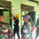 Staf Log Kodim 0117/Aceh Tamiang bekerjasama dengan PLN Aceh Tamiang saat melakukan pengecekan instalasi listrik di Asrama Kodim Aceh Tamiang di Desa Bundar, Kecamatan Karang Baru, Rabu (10/7). Waspada/Yusri