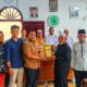 Ketua MUI Sergai H Hasful Huznain saat menyerahkan cenderamata kep0ada perwakilan Tim Densus 88 Mabes Polri, Selasa (9/7) di kantor MUI Sergai di Desa Firdaus Kec. Seirampah. (Waspada/Ist)