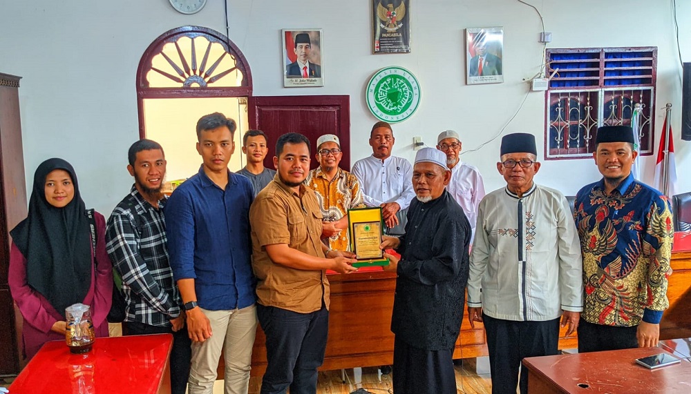 Ketua MUI Sergai H Hasful Huznain saat menyerahkan cenderamata kep0ada perwakilan Tim Densus 88 Mabes Polri, Selasa (9/7) di kantor MUI Sergai di Desa Firdaus Kec. Seirampah. (Waspada/Ist)