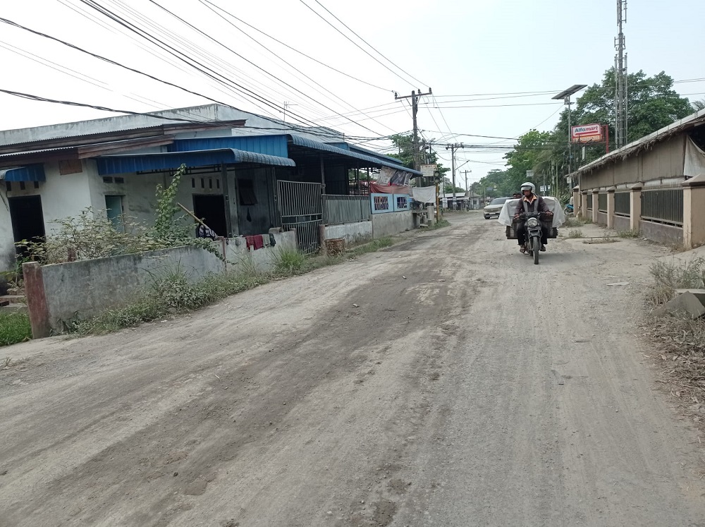 Jalan Cendrawasih mengalami kerusakan dan berdebu yang sangat menggangu pengendara maupun warga setempat. (Waspada/Ria Hamdani)