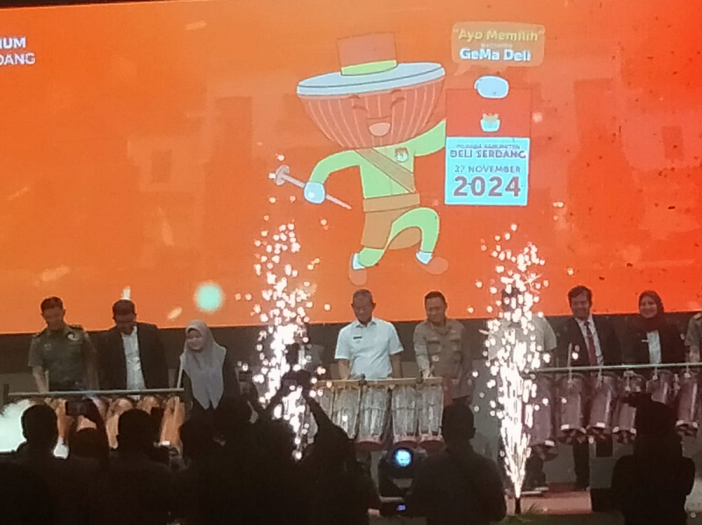 Pj.Bupati Deliserdang Ir.Wiriya Alrahman, MM, Ketua KPU Deliserdang Relis Yanthy Panjaitan dan lainnya menabuh gendang pada peluncuran maskot & jingle pemilihan Bupati & Wakil Bupati Kabupaten Deliserdang Tahun 2024 di Grha Bhineka Perkasa Jaya, Rabu (10/7). (Waspada/Khairul K Siregar/B)