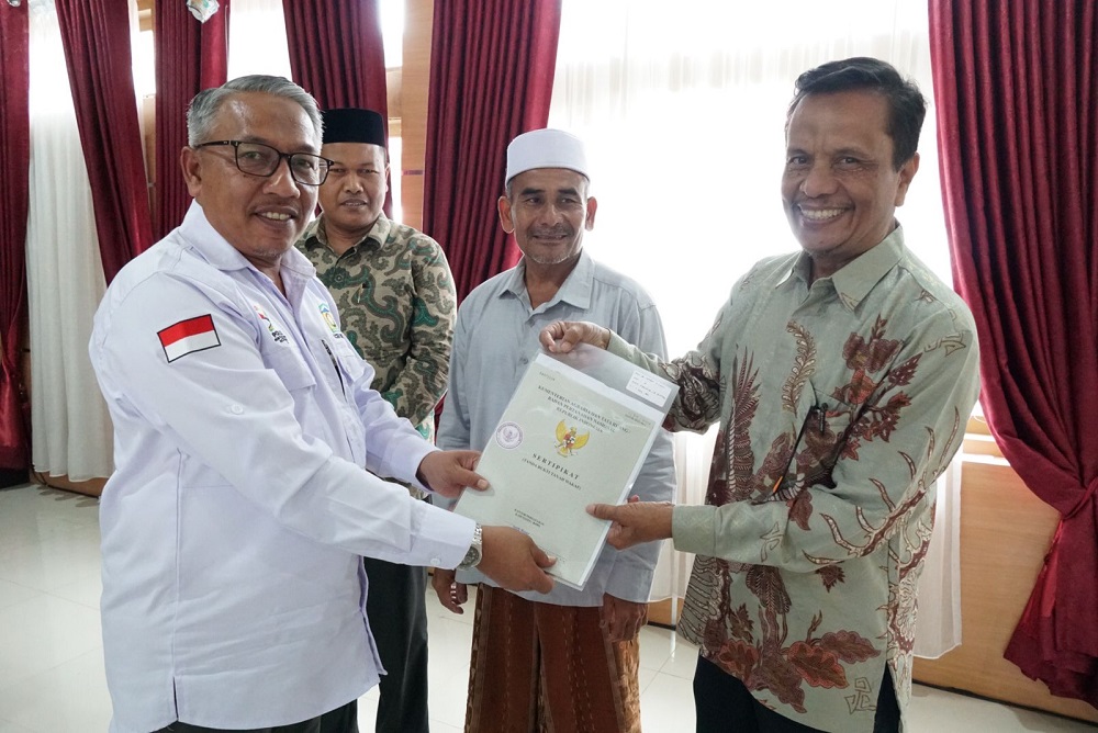 Aceh Besar Tercepat Serahkan Sertifikat Tanah Wakaf 2024 Aceh Besar Tercepat Serahkan Sertifikat Tanah Wakaf 2024