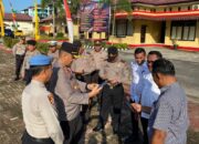 Kapolres Tapteng, AKBP Basa Emdem Banjarnahor saat periksa HP anggota untuk melihat aplikasi judi online usai pelaksanaan apel pagi di Lapangan Apel Polres setempat, Rabu (10/7). Waspada/ist