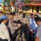 Kapolres Tapteng, AKBP Basa Emdem Banjarnahor saat periksa HP anggota untuk melihat aplikasi judi online usai pelaksanaan apel pagi di Lapangan Apel Polres setempat, Rabu (10/7). Waspada/ist