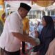 Wakil Bupati Asahan Taufik Zainal Abidin Siregar saat memberikan bantuan kepada masyarakat saat pengajian akbar di Kab Asahan. IPM Kab Asahan 2023 mengalami peningkatan menjadi 73,59 poin. Waspada/sapriadi