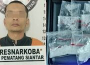 Tim Opsnal Unit 1 Sat Resnarkoba Polres Pematangsiantar meringkus seorang residivis, terduga pelaku AP, 37, karena memiliki narkotika jenis sabu-sabu di rumahnya, Jl. Pattimura, Gg. Bersama, Kel. Tomuan, Kec. Siantar Timur, Senin (14/7) pukul 00:45 serta menyita barang bukti sabu dan lainnya dari AP.(Waspada-Ist).