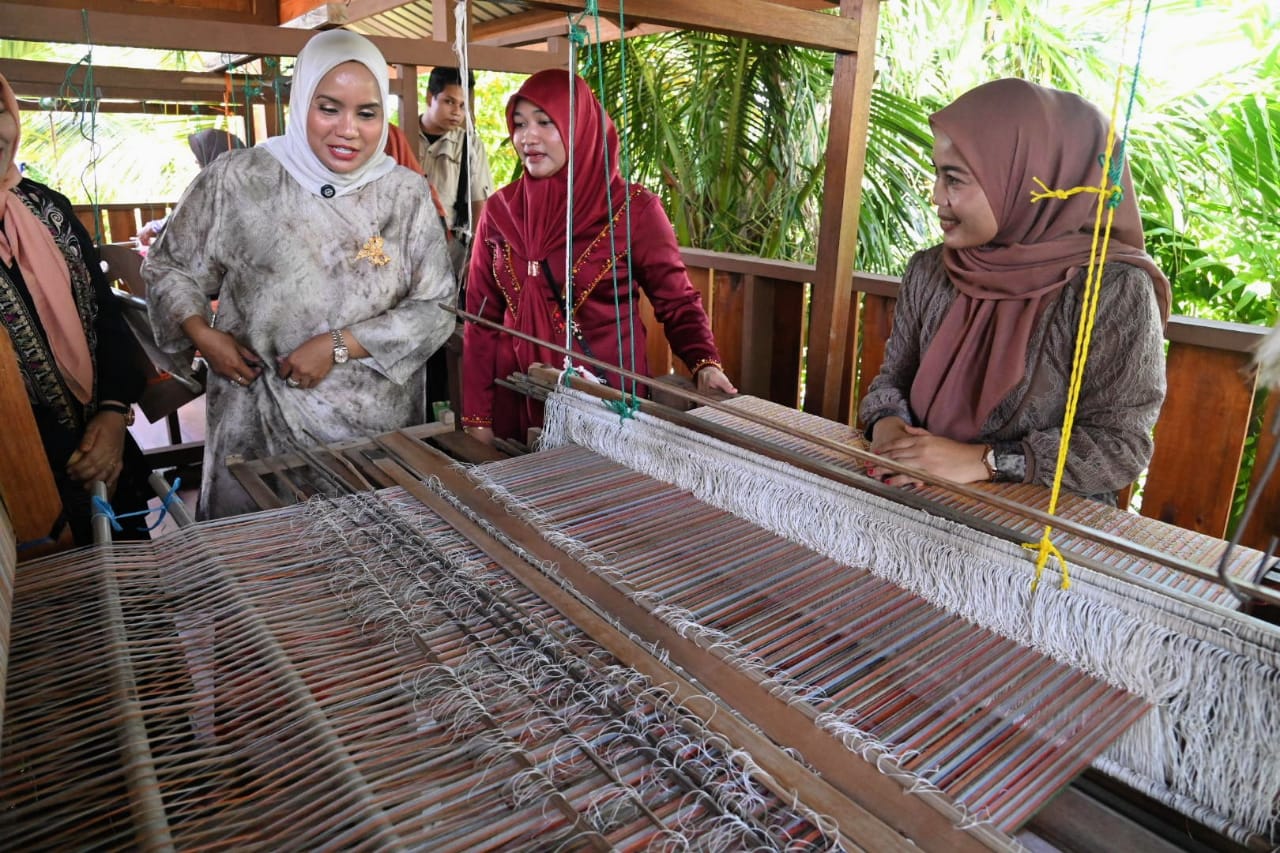 Rumah Tenun Mutiara Songket Diresmikan Rumah Tenun Mutiara Songket Diresmikan