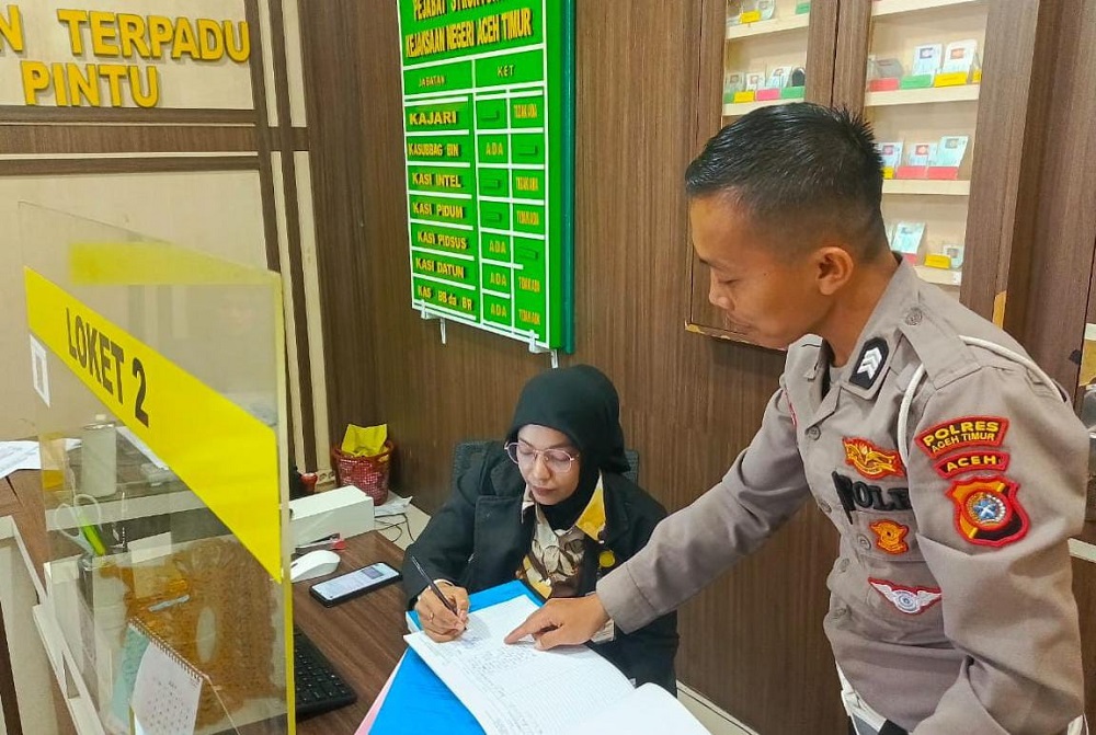Berkas perkara kecelakaan maut yang mengakibatkan empat orang meninggal dunia diserahkan ke Kejaksaan Negeri Aceh Timur di Idi, Rabu (10/7). Waspada/H. Muhammad Ishak
