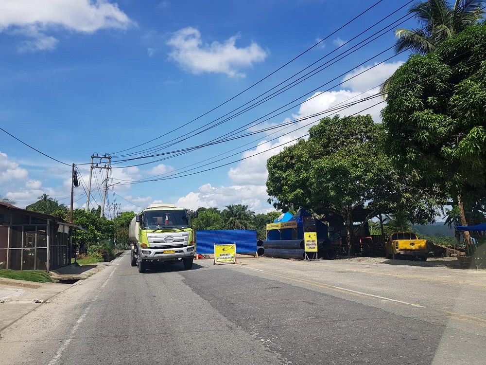 TITIK badan jalan longsor berimbas rusaknya pipa PDAM Subulussalam beberapa bulan lalu. Perbaikan jalan sedang berlangsung saat ini. Foto diambil, Mei lalu. (Waspada/Khairul Boangmanalu)