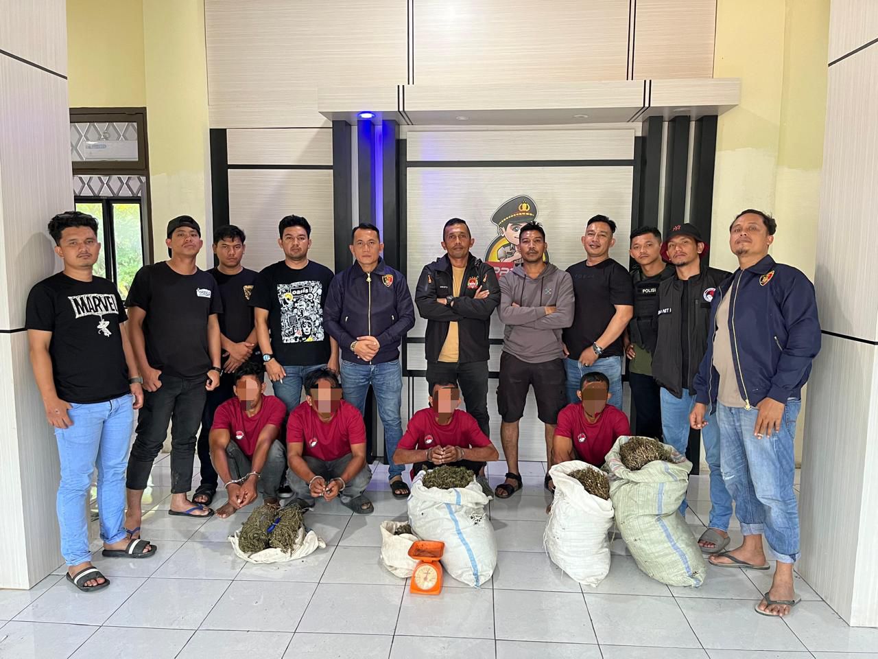 Pelaku bersama barang narkotika jenis ganja seberat 21,5 kg ikut diamankan Satresnarkoba, Senin (8/7).(Waspada/Ist)